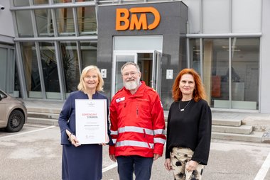 Foto Karin Foißner, OMR Dr. SChneeweiß u. Mag. Romana Hausleitner vor dem BMD Gebäude in Steyr