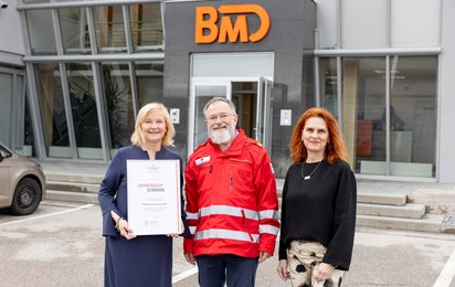 Foto Karin Foißner, OMR Dr. SChneeweiß u. Mag. Romana Hausleitner vor dem BMD Gebäude in Steyr