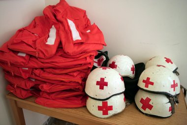 Jacken und Helme von Rotkreuzhelfer_innen