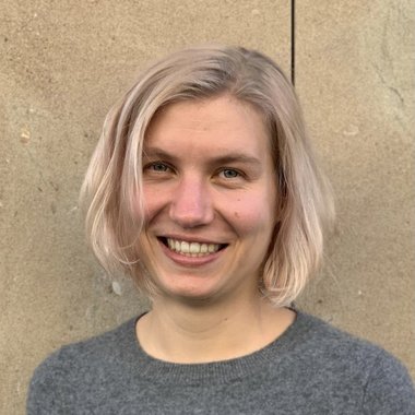 Marie Schwemmer - © Rotes Kreuz Tirol Vanessa Sari Marie Schwemmer in ziviler Kleidung und als Portrait