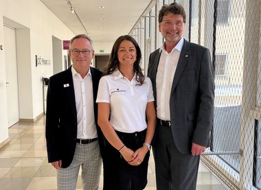 Am Foto (v.l.): Mag. Erich Haneschläger, Landesgeschäftsleiter OÖ. Rotes Kreuz, Kerstin Kohlberger, freiwillige Mitarbeiterin Besuchsdienst und OÖ. Rotkreuz-Präsident Dipl.-Päd. Gottfried Hirz.