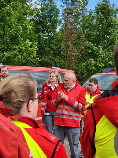 Der Flachgauer Bezirksrettungskommandant Hermann Gerstgraser koordiniert die Einsatzkräfte des Roten Kreuzes.