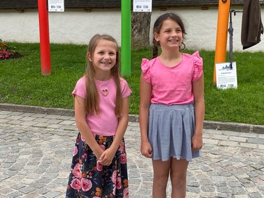 Anna und Amelie am Maibaumfest