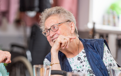 Spass im Seniorencafe - © Österreichisches Rotes Kreuz (ÖRK) / LV NÖ / Florian Schodritz Zwei lachende ältere Damen im Seniorencafe.