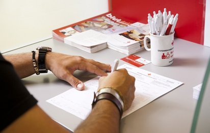 Ein potentieller Blutspender füllt vor seiner Blutspende den Fragebogen aus