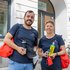 Eine Mitarbeiterin und ein Mitarbeiter der Wohnungslosenhilfe des Wiener Roten Kreuzes mit Hitzeschutzpaketen