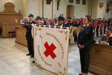 Die neue Vereinsfahne wurde beim Gottesdienst gesegnet.