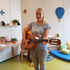 Denise ist Kindergartenpädagogin im Kinderbetreuungszentrum Seifenblase des Roten Kreuzes Tirol. Sehr gerne spielt sie den Kindern auf der Gitarre vor