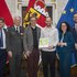 Gruppenaufnahme von Vertreter:innen einer Pinzgauer Schule, die mit einer Plakette des Projektes "Kids save Lives" ausgezeichnet wurde