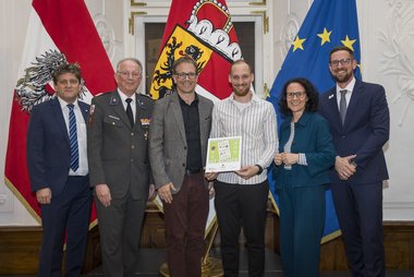 Gruppenaufnahme von Vertreter:innen einer Pinzgauer Schule, die mit einer Plakette des Projektes "Kids save Lives" ausgezeichnet wurde
