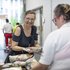 Eine Dame bei der Team Österreich Tafel