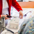 Pflegerin versorgt Patientin im Bett