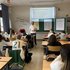 Schüler sitzen in einer Klasse und es wird ihnen psychische erste Hilfe nähergebracht