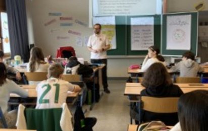 Schüler sitzen in einer Klasse und es wird ihnen psychische erste Hilfe nähergebracht