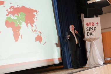 Bezirksgeschäftsleiter Paul Reinthaler präsentiert den Tätigkeitsbericht
