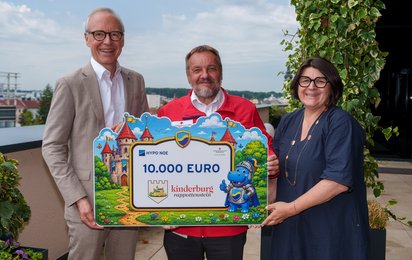 HYPO NOE Landesbank spendet 10.000 Euro für das Projekt des Roten Kreuzes “Kinderburg Rappottenstein”.