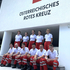 Elf Rettungssanitäter in Uniform stehen und sitzen in zwei Reihen