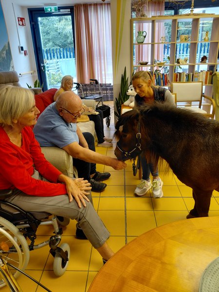 Bewohner mit Bianca Santner und Pony