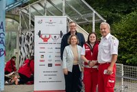 Station am BORG Areal. v.l. Holger König mit seiner Ehegattin Nina König, Laura Michelitsch, ehemalige Bezirksjugendreferentin, Egon Kleinlercher, Vizepräsident ÖRK LV Tirol und Bezirksstellenleiter.