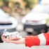 Drohne wird von einer Polizistin und einem Rettungssanitäter gehalten
