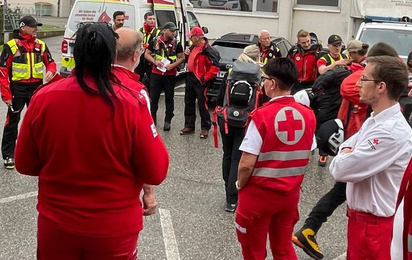 Mehrere Mitarbeiter des Roten Kreuzes bereiten sich auf den Einsatz vor