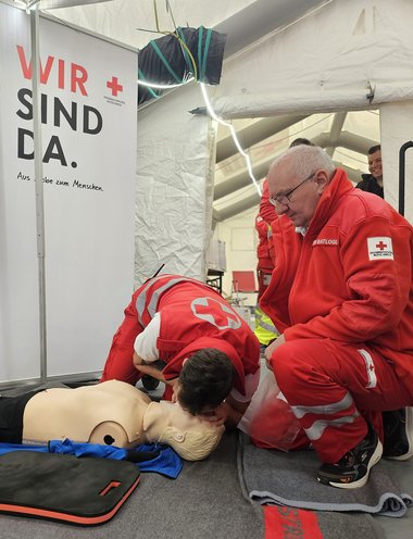 © RKV Der Verantwortliche und Initiator des Weltrekordversuchs, Lorenz Harder, durchbrach exakt um 8 Uhr in der Früh des 18. Oktobers die bestehende Weltrekordmarke von 50 Stunden durchgehender Reanimation.