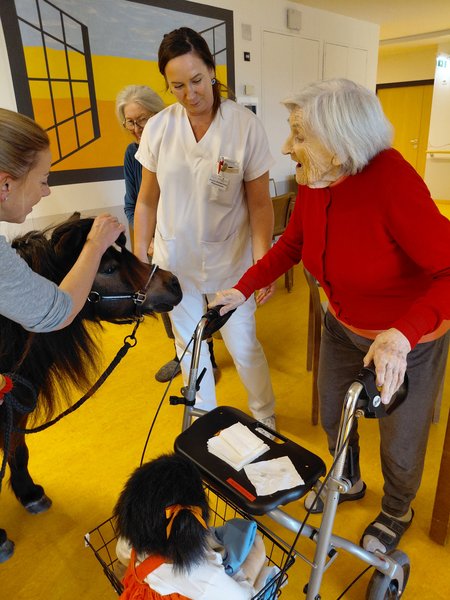 Bewohner mit Bianca Santner und Pony