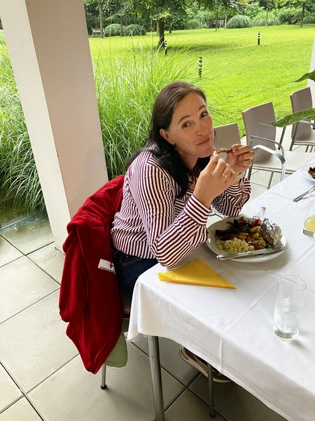 Eine Mitarbeiterin des Seniorenwohnhauses Hallein isst am Tisch