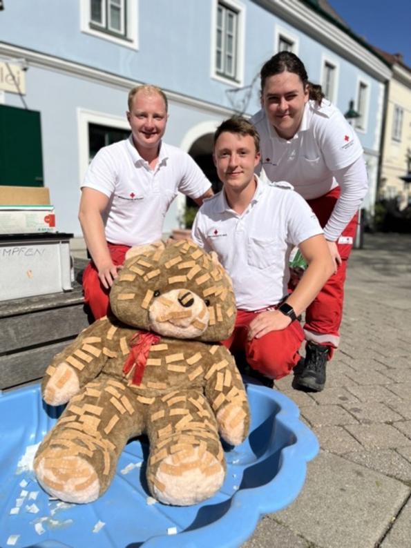 Teddybär mit 3 Rote Kreuz MitarbeiterInnen beim Kinderfest
