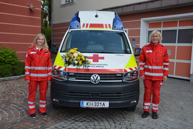 © Rotes Kreuz Grünburg, Stefan Kaar Katrin Hieslmayr und Maria Köberl mit dem neu gesegneten Einsatzfahrzeug der Ortsstelle Grünburg