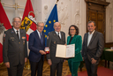 Im Bild: Rotkreuz-Präsident Dr. Werner Aufmesser, Landeshauptmann Wilfried Haslauer, Johann Schober von der RK-Dienststelle Straßwalchen (Flachgau), Landesrätin Daniela Gutschi, Landesrat Christian Pewny.
