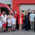 Gruppenfoto Lange Nacht der Jugend 2022 mit jeweils einem Rettungsauto und einem Feuerwehrauto im Hintergrund. Davor stehen alle Teilnehmer.