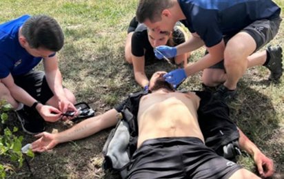 Szenario mit Verunfallten und 2 Rettungssanitäter:innen