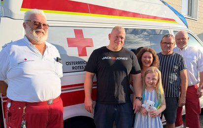 Die siebenjährige Annalena mit ihren Lebensrettern.