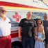 Die siebenjährige Annalena mit ihren Lebensrettern.