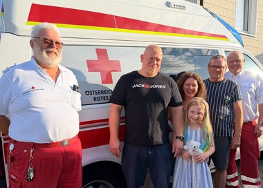 Die siebenjährige Annalena mit ihren Lebensrettern.