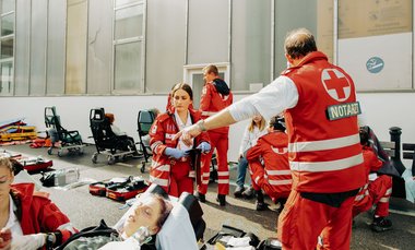 Notarzt bei der Ersteinschätzung der Patient:innen