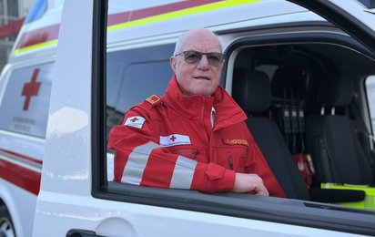 Norbert Hofer lehnt beim Rettungsauto.