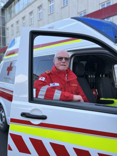 Norbert Hofer lehnt beim Rettungsauto.
