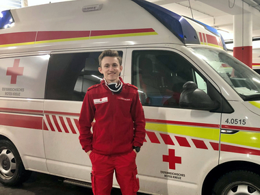 Zivildiener Lukas Steinmaurer vor einem Rettungsauto