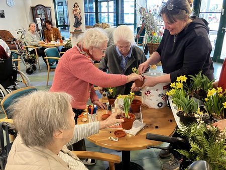 Mehrere Bewohner:innen beim Binden