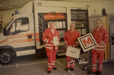 Der Klein-LKW des Großunfall-Sets in der Garage mit drei Mitgliedern.