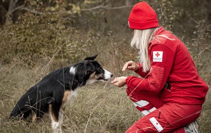 Eine Hundeführerin mit ihrem Suchhund.