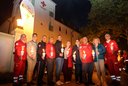 Ehrengäste und Rotkreuzler:innen stehen mit Präsident Hans Ebner und Vizepräsident Werner Schlögl vor der Rotkreuz-Zentrale.