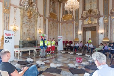 Erste-Hilfe-Kurztraining im Marmorsaal