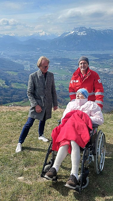 Regina mit ihrem Sohn Christoph und Walter vom Herzenswunsch-Hospizmobil
