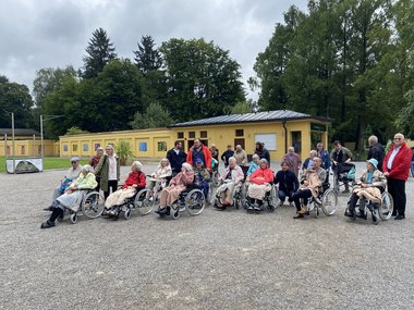 Bewohner:innen und Mitarbeiter:innen vom Seniorenwohnhaus Hallwang in Hellbrunn
