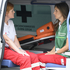 Eine Mitarbeiterin der Krisenintervention betreuut eine Mitarbeiterin des Rettungsdienst im Rahmen einer Übung.
