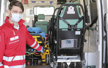 Krankentransportwagen mit Sanitäter