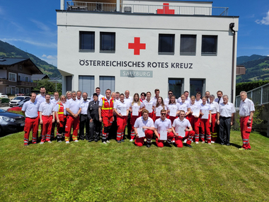Angehende Rettungssanitäter:innen mit Prüfungsteam (c) Rotes Kreuz Salzburg